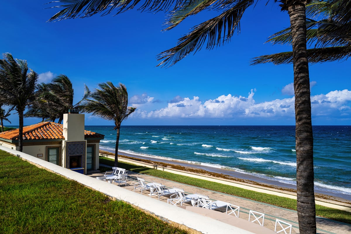 Balcón de apartamento de lujo en Ciudad de Panamá con vista al horizonte y texto publicitario de servicios internacionales de conexión de compradores inmobiliarios