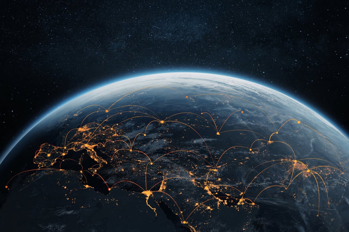 Diapositiva de marketing que muestra alcance global de bienes raíces y compradores con mapa mundial, casa de lujo y canales de marketing digital